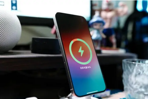 靖边苹果15换屏服务分享用什么充电器给iPhone15充电更好 